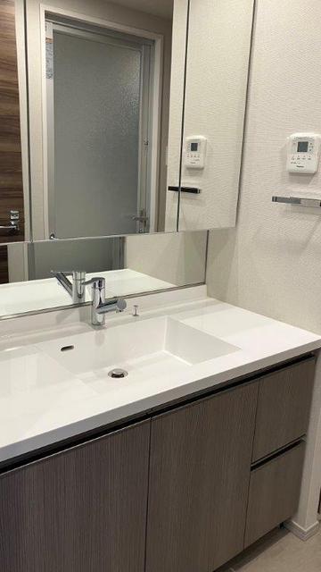 洗面設備　三面鏡付洗面化粧台