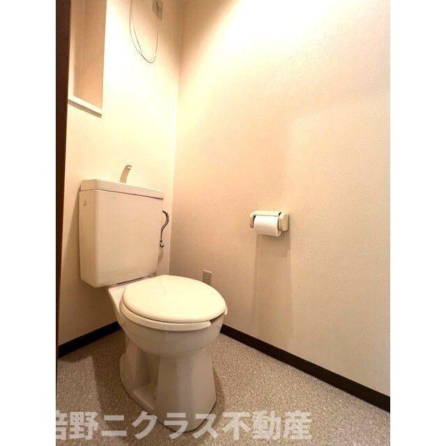 トイレ　内装は別部屋の参考写真です。