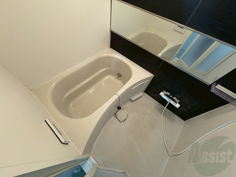 バス・シャワールーム　バスルームは狭すぎず、シャワーも浴びやすそうです。