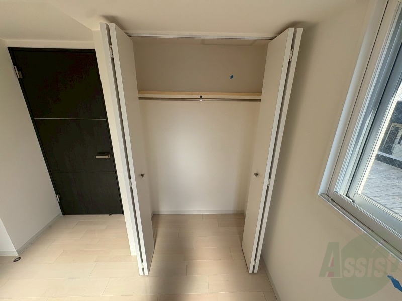 収納　クローゼットを開けてみました。奥行きがありますね。