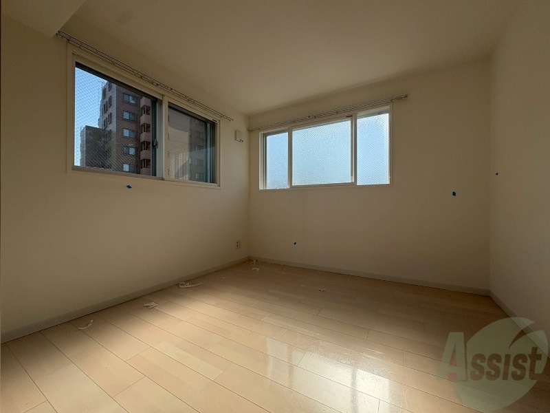 その他部屋・スペース　洋室を撮影しました。日射しがあり明るい印象。