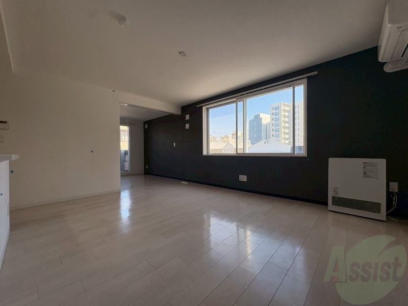 居室・リビング　白さが清潔感を出してくれます。お部屋も明るいですね。