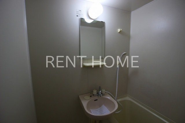 洗面設備　浴室内に洗面台・鏡もあります