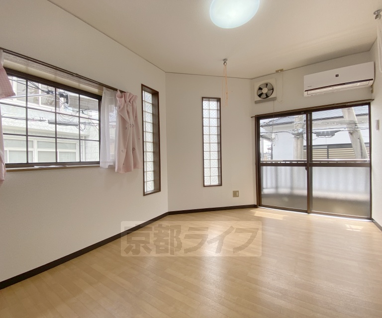 居室・リビング　落ち着いた雰囲気のお部屋です