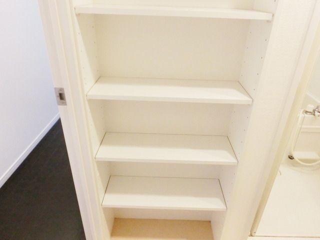 その他設備　★洗面所に付属の棚も便利です★