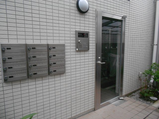 エントランス　オートロック付きエントランス