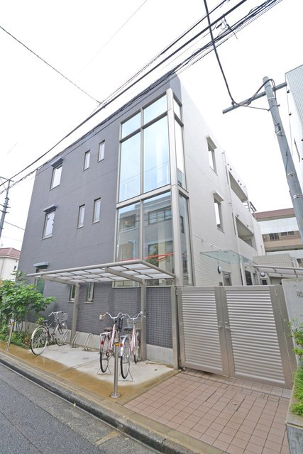 建物外観　門扉の中にエントランスがあります
