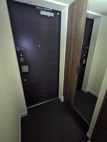 玄関　※写真は同じマンションの違う部屋のものになります。