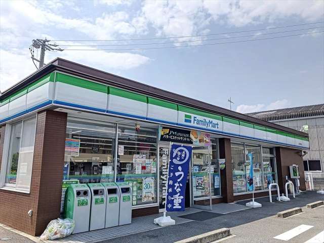 コンビニ　ファミリーマート（コンビニ）まで596m