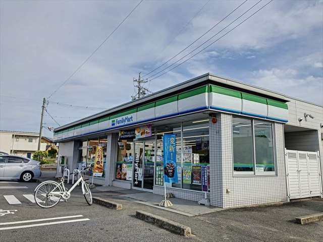 コンビニ　ファミリーマート（コンビニ）まで652m