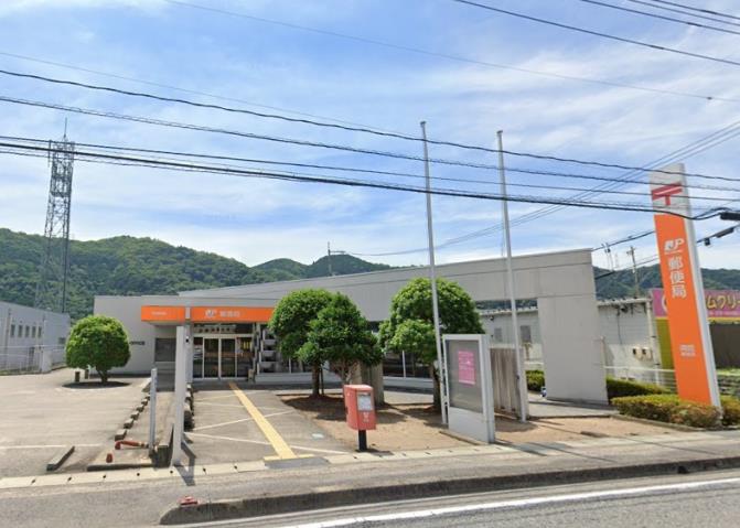 郵便局　周匝郵便局（郵便局）まで899m