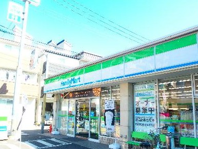 コンビニ　ファミリーマート大谷口北町店（コンビニ）まで231m
