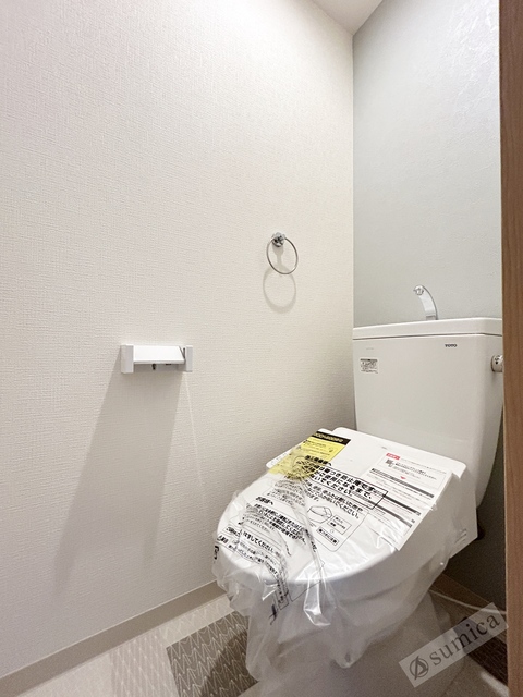 トイレ　人気アイテムの温水洗浄便座。清潔感のあるトイレです