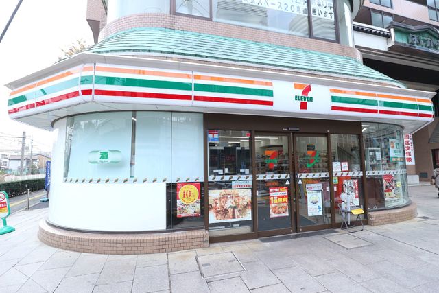 コンビニ　セブンイレブン荒川町屋店（コンビニ）まで496m