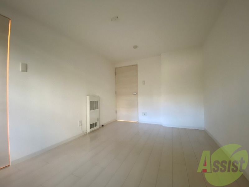 その他部屋・スペース　寝室はこちらです。光が差し込む、温かみのあるお部屋です。