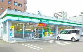 コンビニ　ファミリーマート札幌南5条西20丁目店（コンビニ）まで426m