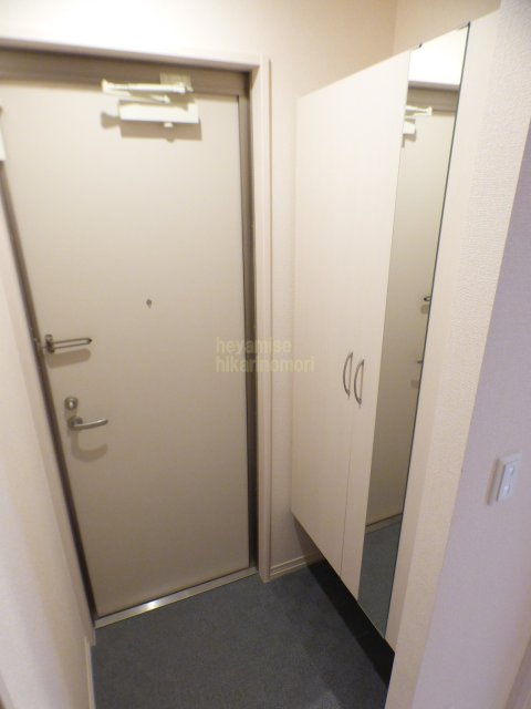 玄関　※写真は別号室