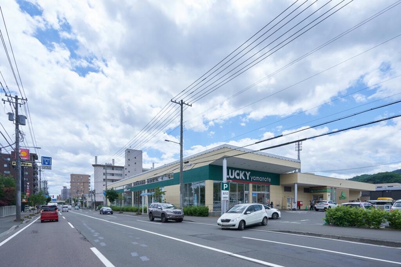スーパー　ラッキー山の手店（スーパー）まで590m