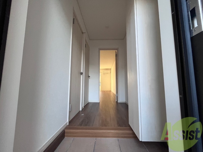 玄関　玄関から撮影しました。部屋の明るさが伝わりますね。