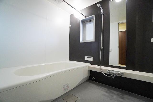 バス・シャワールーム　別部屋の写真です
