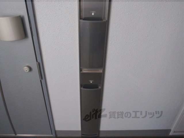 玄関　新聞受け、傘立て