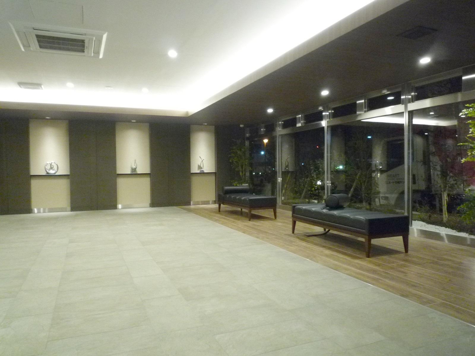 建物外観　エントランス（夜バージョン）