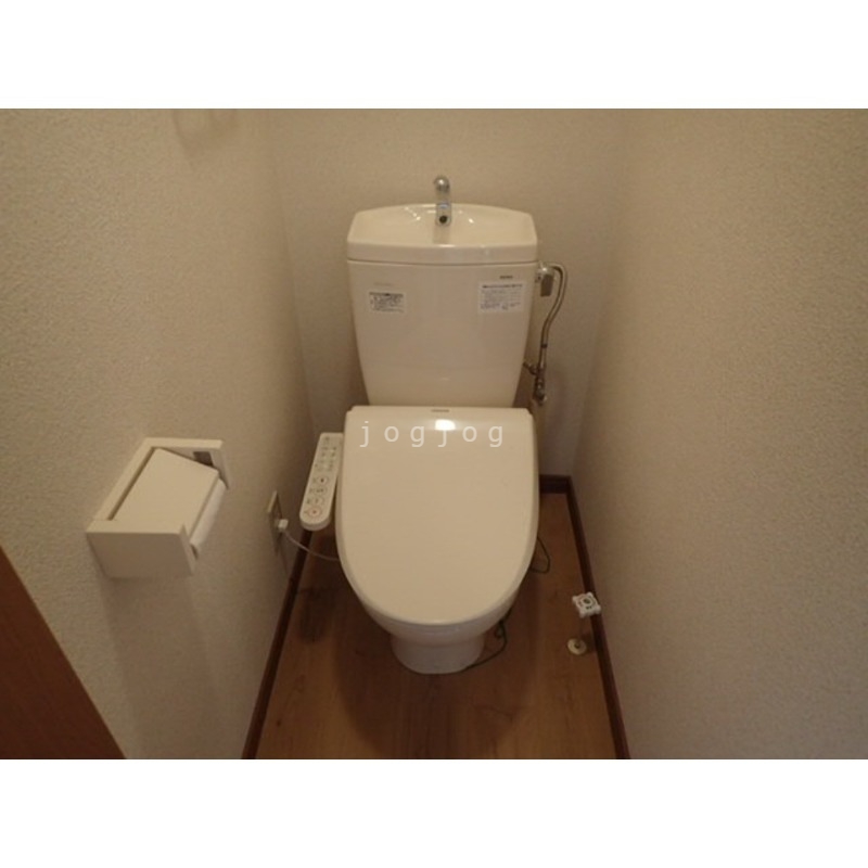 トイレ　嬉しい温水洗浄便座付きのトイレです。