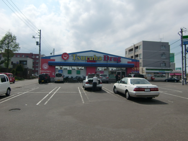 ドラックストア　ツルハドラッグ発寒中央駅前店（ドラッグストア）まで490m
