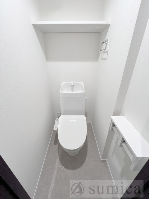 トイレ　人気アイテムの温水洗浄便座。清潔感のあるトイレです。