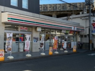 コンビニ　セブンイレブン JR西大路駅前店（コンビニ）まで398m