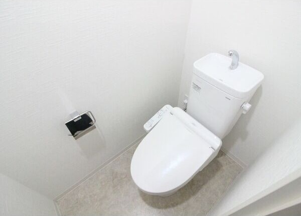 トイレ　※写真は同じマンションの違う部屋のものになります。