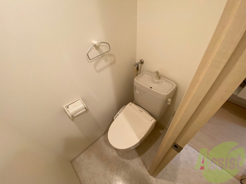 トイレ　トイレです。ユニットバスになってますのでコンパクト。