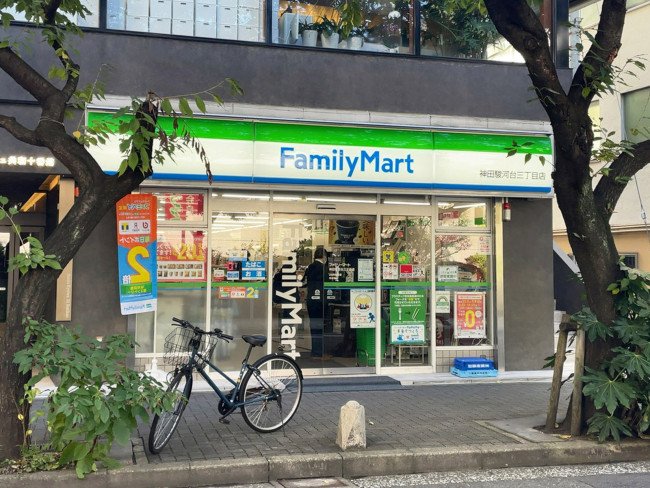 コンビニ　ファミリーマート神田駿河台三丁目店（コンビニ）まで197m