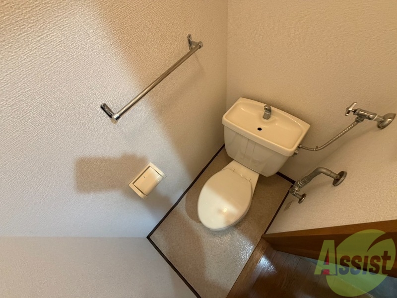 トイレ　こちらはトイレです。清潔感があり、安心して使用できます。