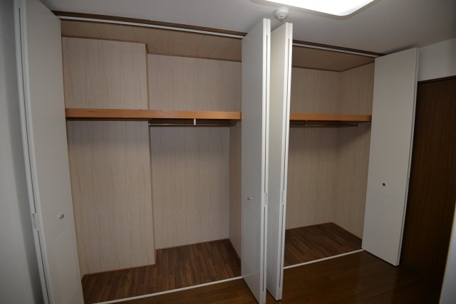 収納　この写真は同マンションの他のお部屋のものです