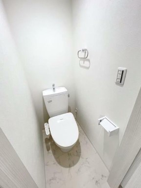 トイレ　温水洗浄便座