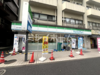 コンビニ　ファミリーマート 山王大森駅前店（コンビニ）まで38m