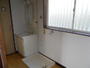 洗面設備　給湯設備あります。大きな窓で洗面所は明るいですよ！