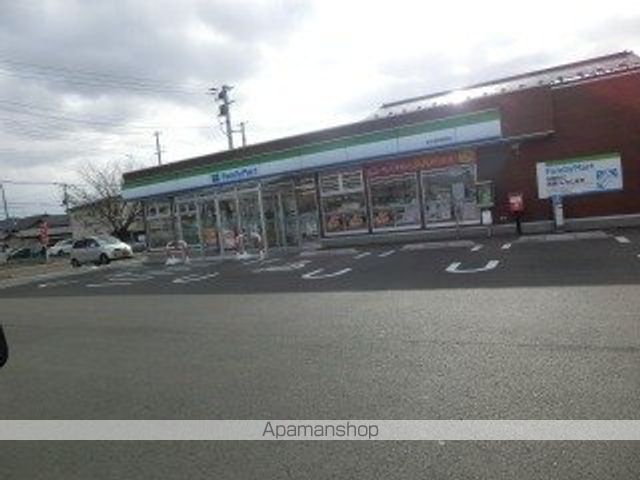 コンビニ　ファミリーマート（コンビニ）まで261m