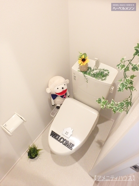 トイレ　●温水洗浄暖房便座付きの快適なトイレスペース。