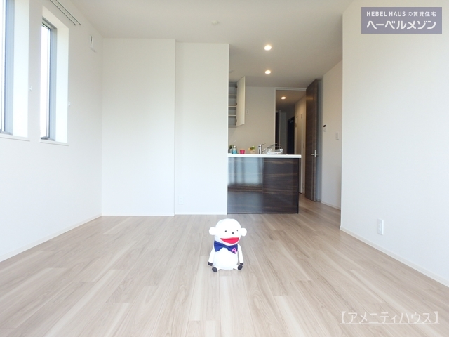 居室・リビング　●バルコニー側からリビングスペースを撮影。