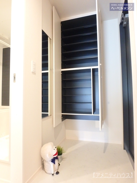 玄関　●トールサイズの下駄箱で、玄関回りもスッキリ。