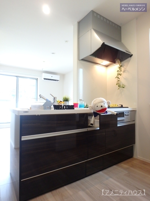 キッチン　●３口ガスコンロ・グリル付きのシステムキッチン。