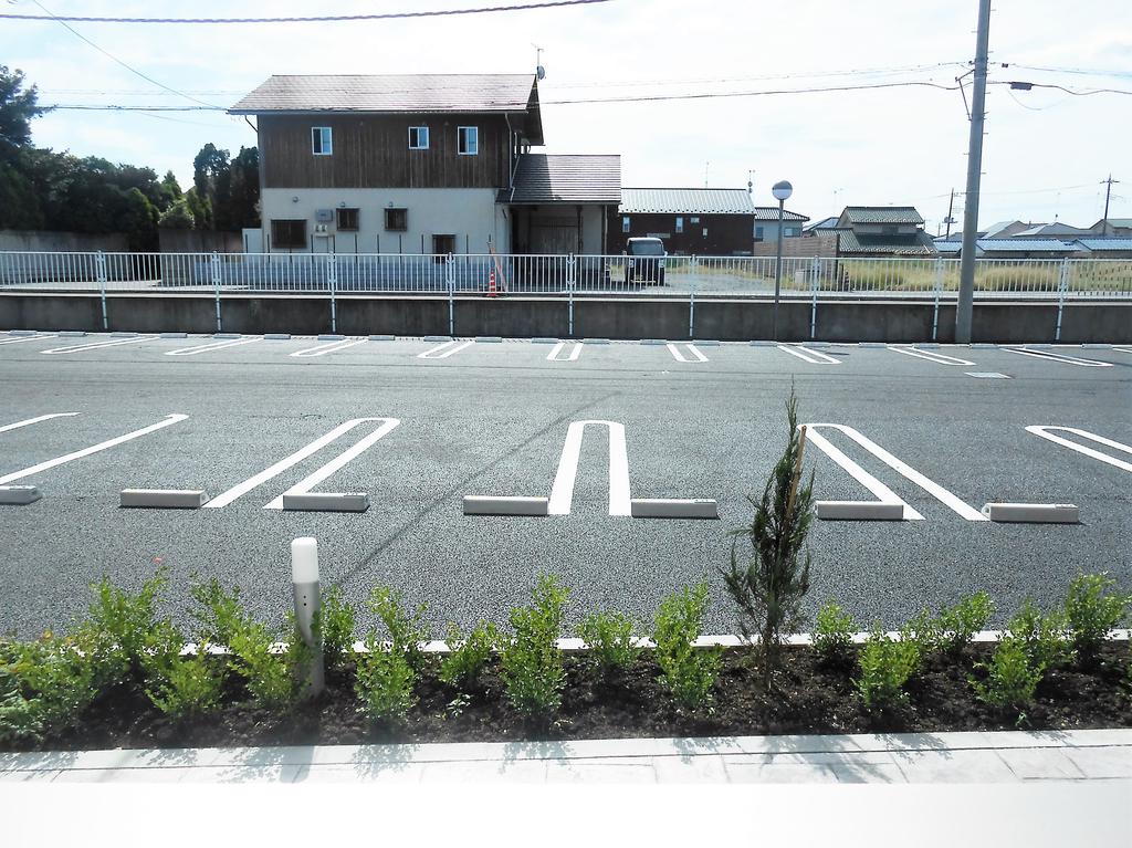 眺望　目の前駐車スペースですので日当たり良好です。