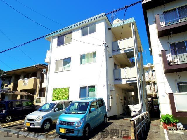 静岡市葵区大岩のアパートの建物外観