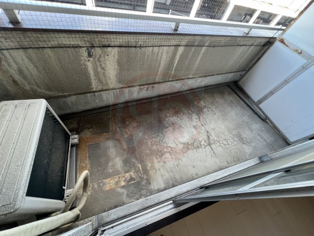 バルコニー　こまごまとしたものを収納できそうですね