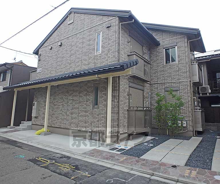 京都市上京区菊屋町のアパートの建物外観