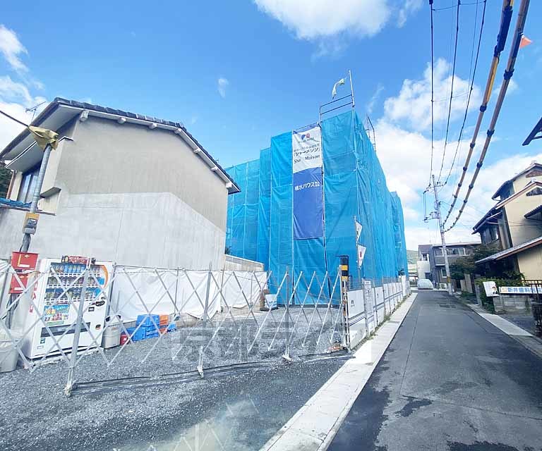 京都市右京区嵯峨天龍寺若宮町のマンションの建物外観