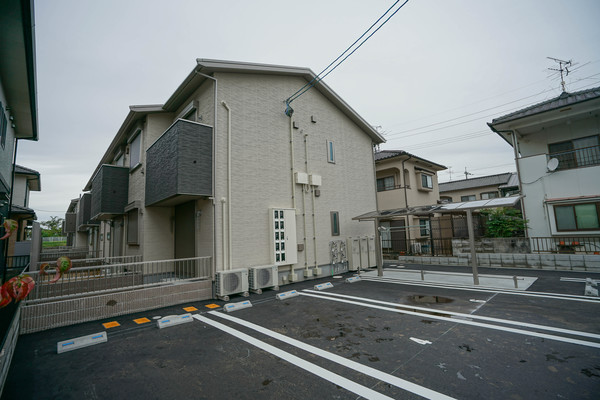 岡山市東区西大寺中野のアパートの建物外観