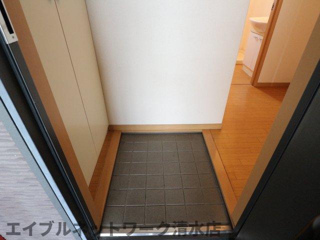 【静岡市清水区下野西のアパートの玄関】
